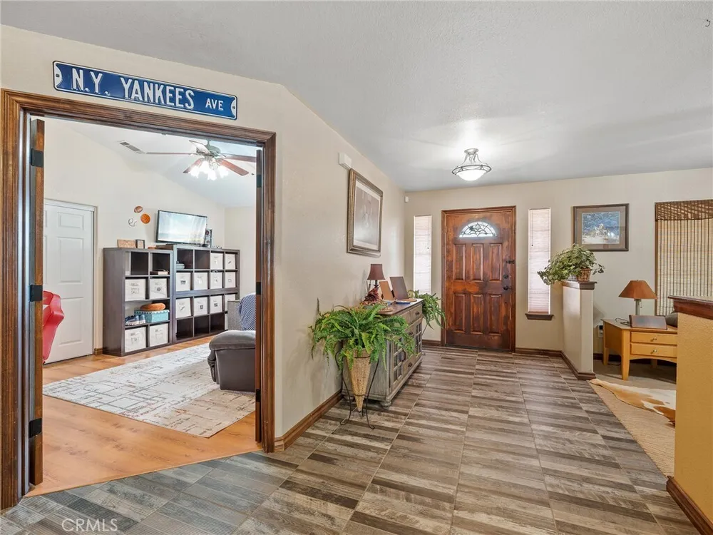 13991 Jicarilla Rd, Apple Valley, CA 92307