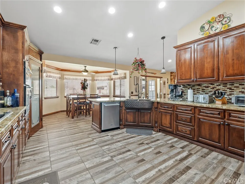 13991 Jicarilla Rd, Apple Valley, CA 92307