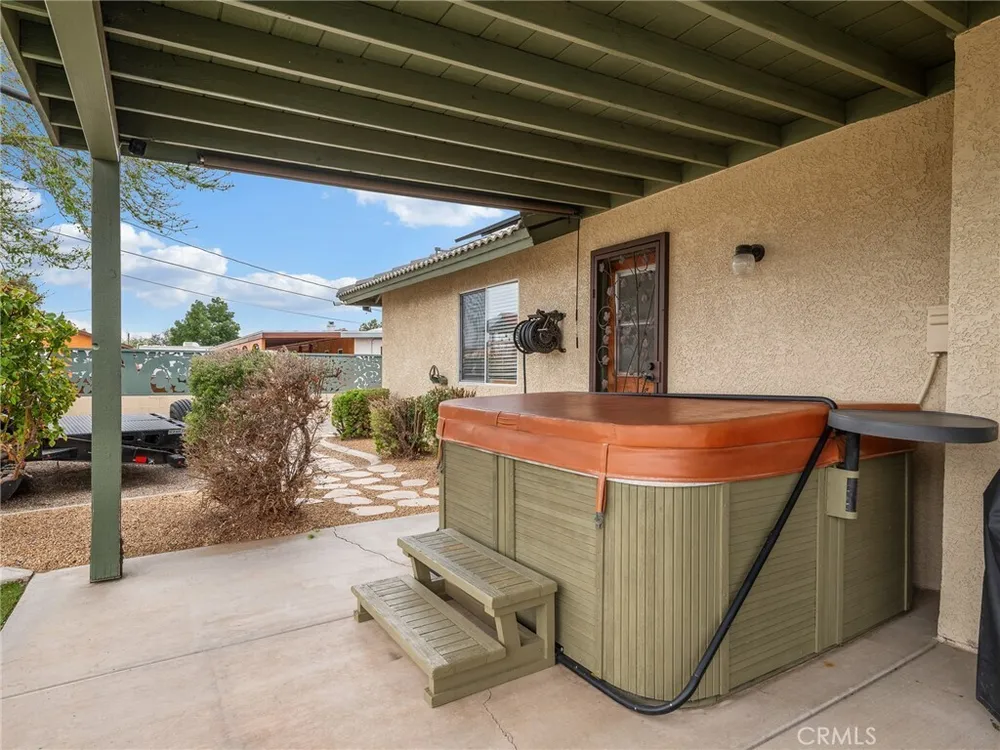 13991 Jicarilla Rd, Apple Valley, CA 92307