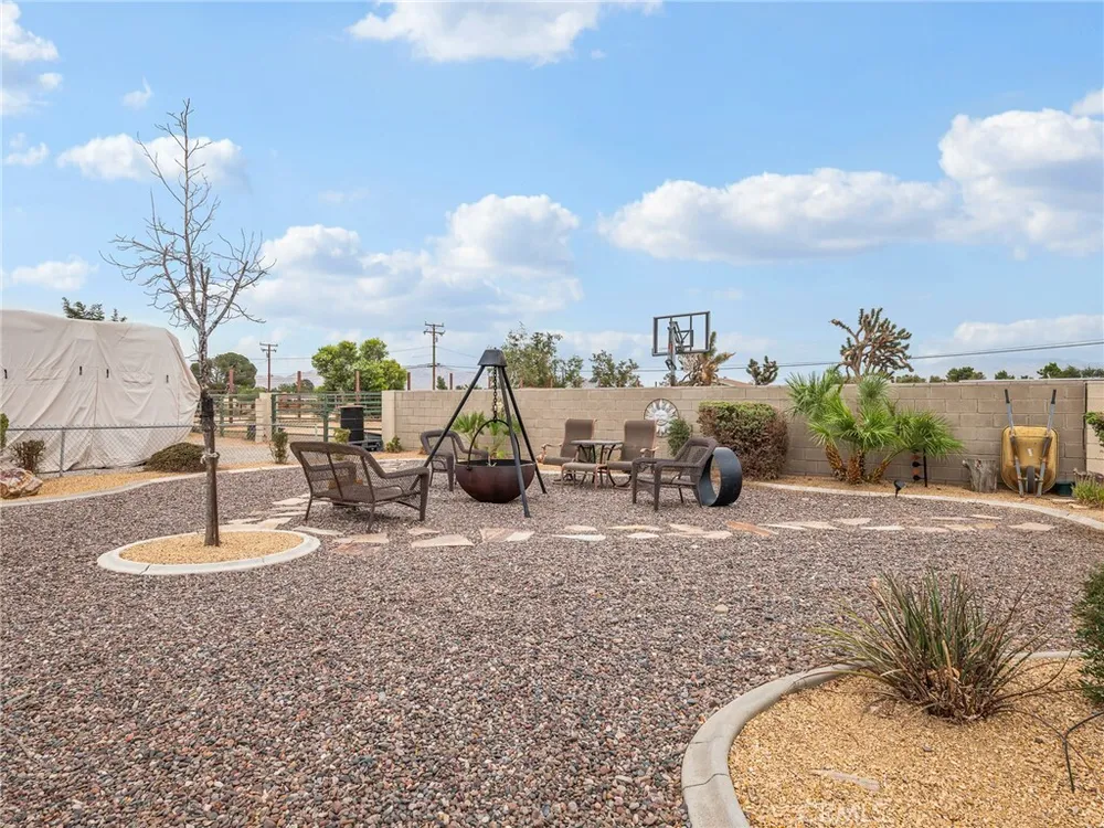 13991 Jicarilla Rd, Apple Valley, CA 92307