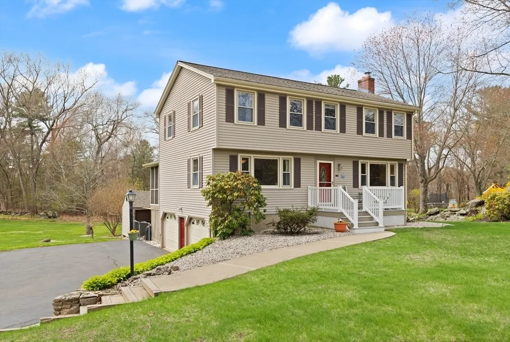 105 Greenmeadow Dr, Tewksbury, MA 01876