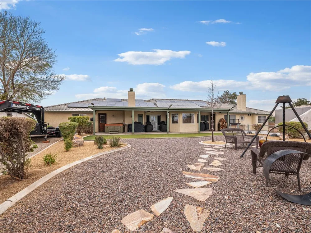 13991 Jicarilla Rd, Apple Valley, CA 92307