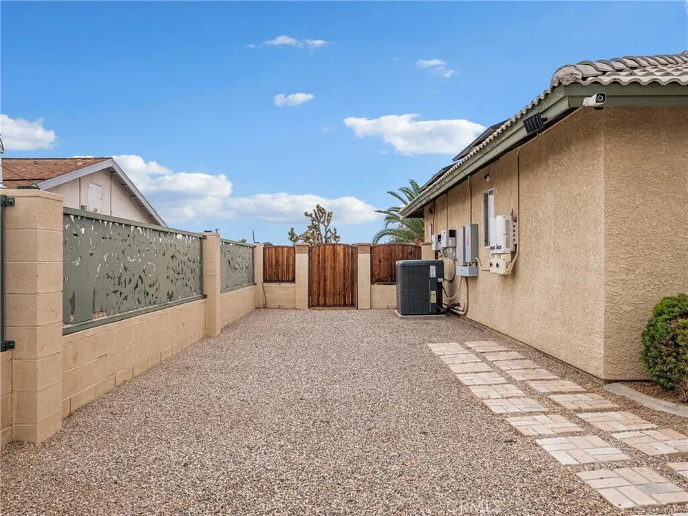 13991 Jicarilla Rd, Apple Valley, CA 92307