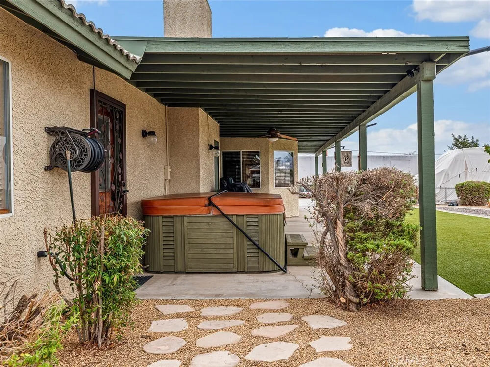 13991 Jicarilla Rd, Apple Valley, CA 92307