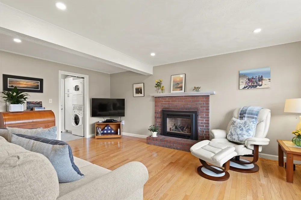 105 Greenmeadow Dr, Tewksbury, MA 01876