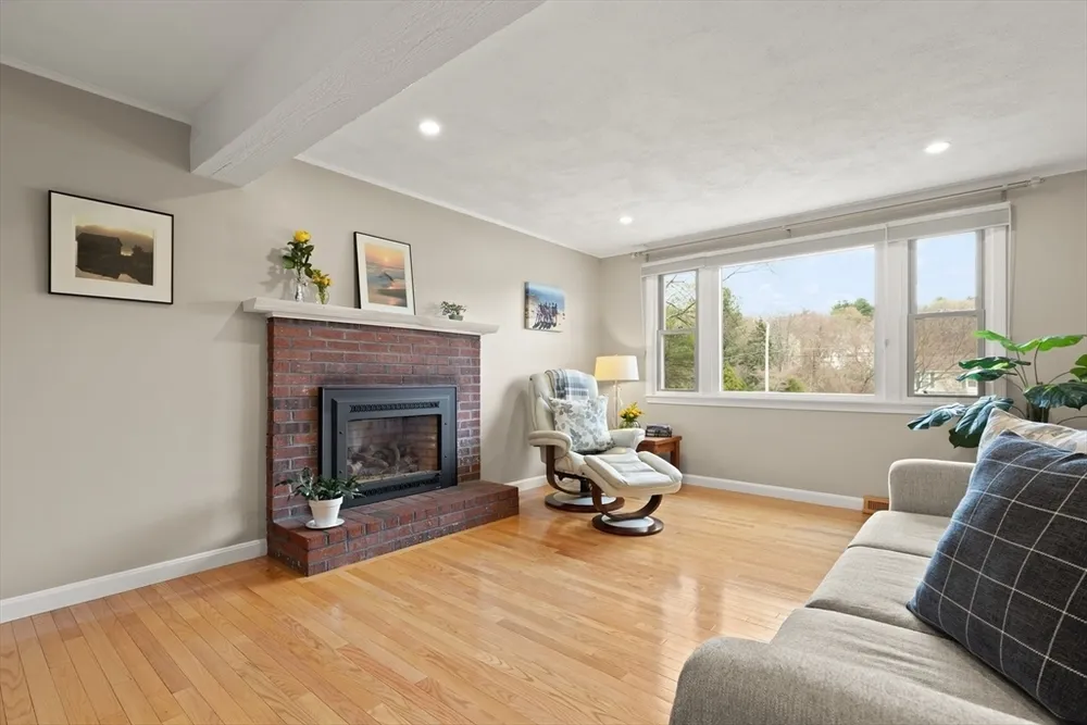 105 Greenmeadow Dr, Tewksbury, MA 01876