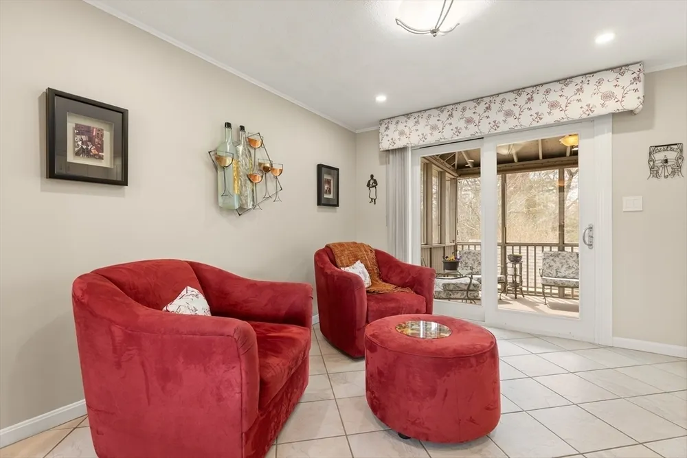 105 Greenmeadow Dr, Tewksbury, MA 01876