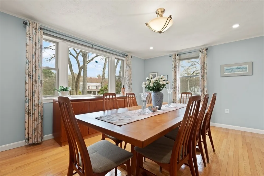 105 Greenmeadow Dr, Tewksbury, MA 01876