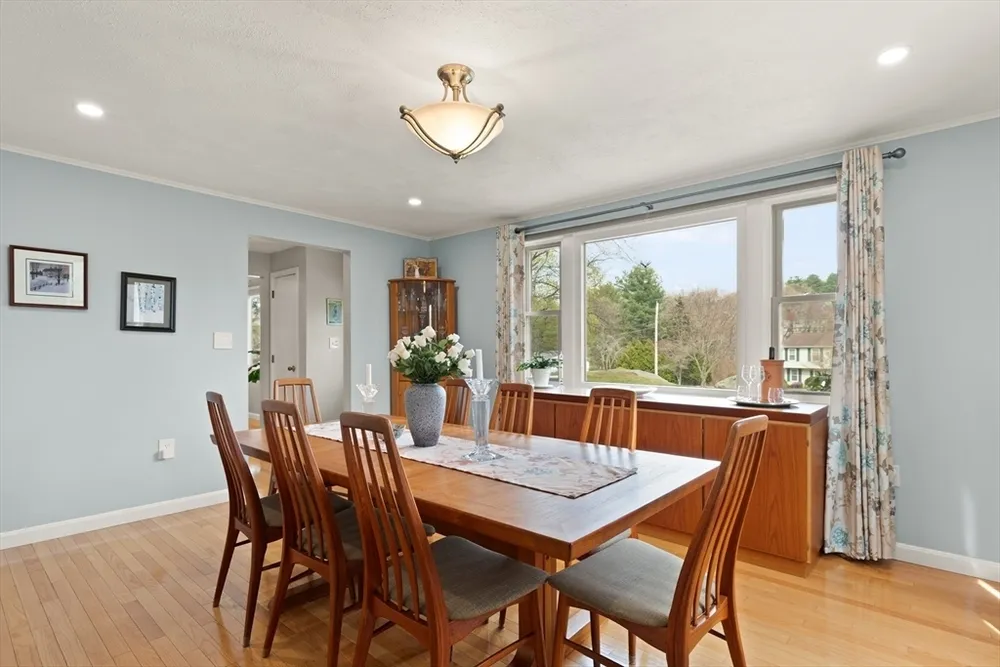 105 Greenmeadow Dr, Tewksbury, MA 01876
