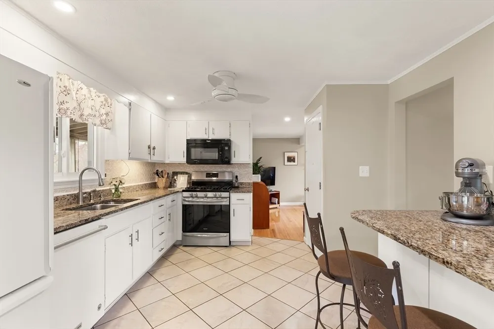 105 Greenmeadow Dr, Tewksbury, MA 01876