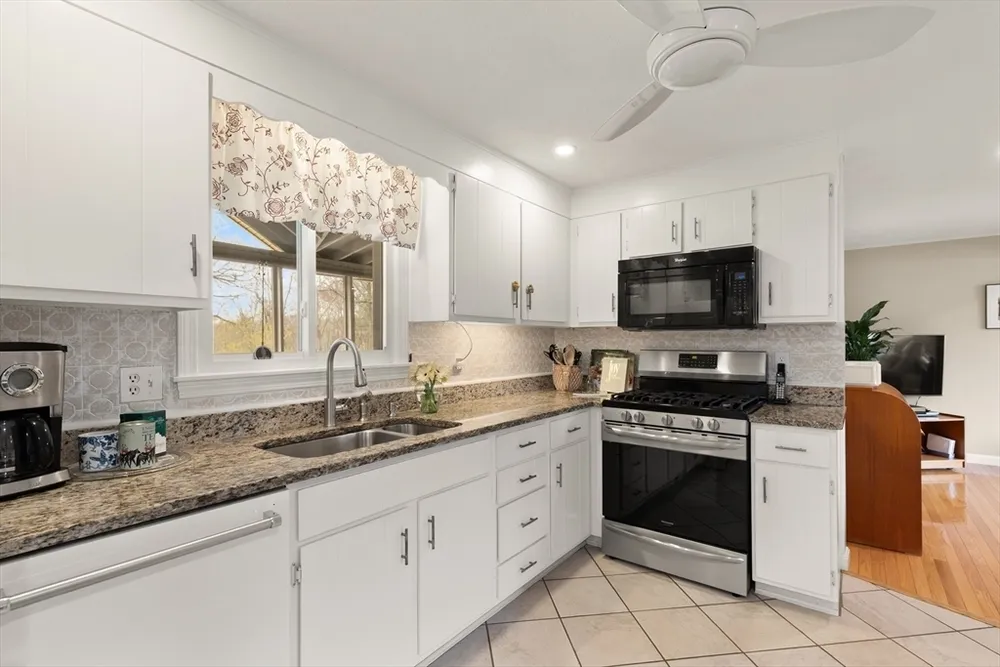 105 Greenmeadow Dr, Tewksbury, MA 01876
