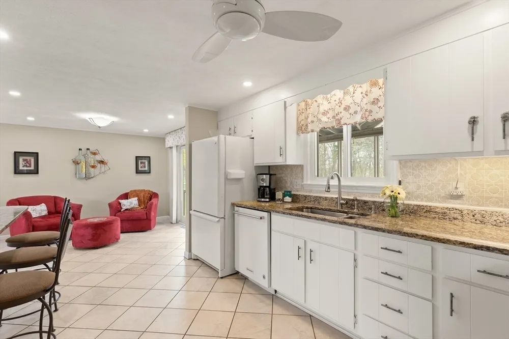 105 Greenmeadow Dr, Tewksbury, MA 01876