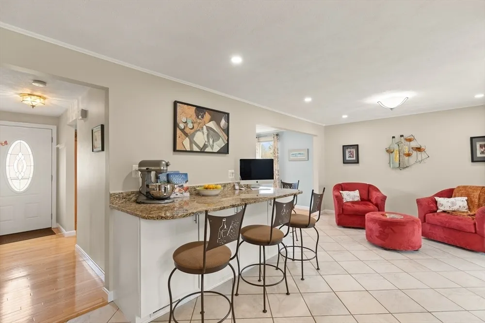 105 Greenmeadow Dr, Tewksbury, MA 01876
