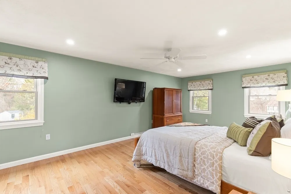 105 Greenmeadow Dr, Tewksbury, MA 01876