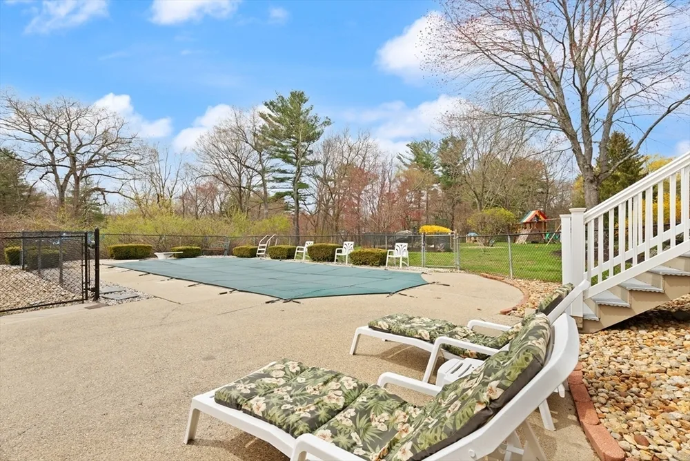 105 Greenmeadow Dr, Tewksbury, MA 01876