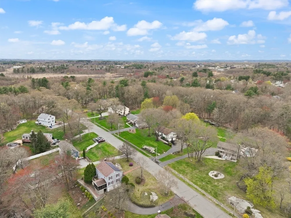 105 Greenmeadow Dr, Tewksbury, MA 01876