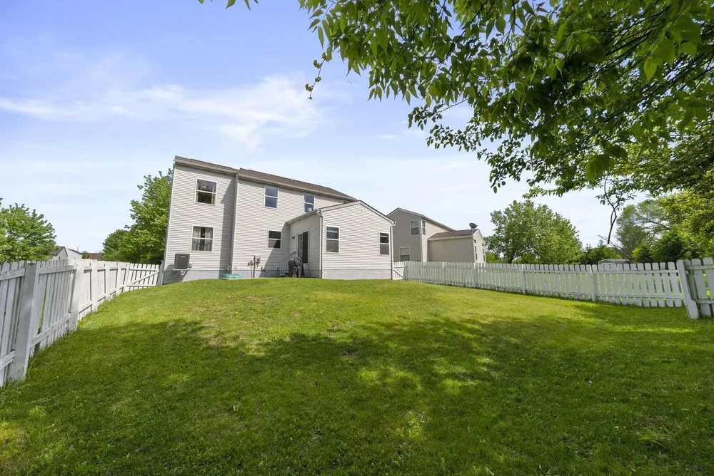 2181 Dry Ridge Ct, Grove City, OH 43123