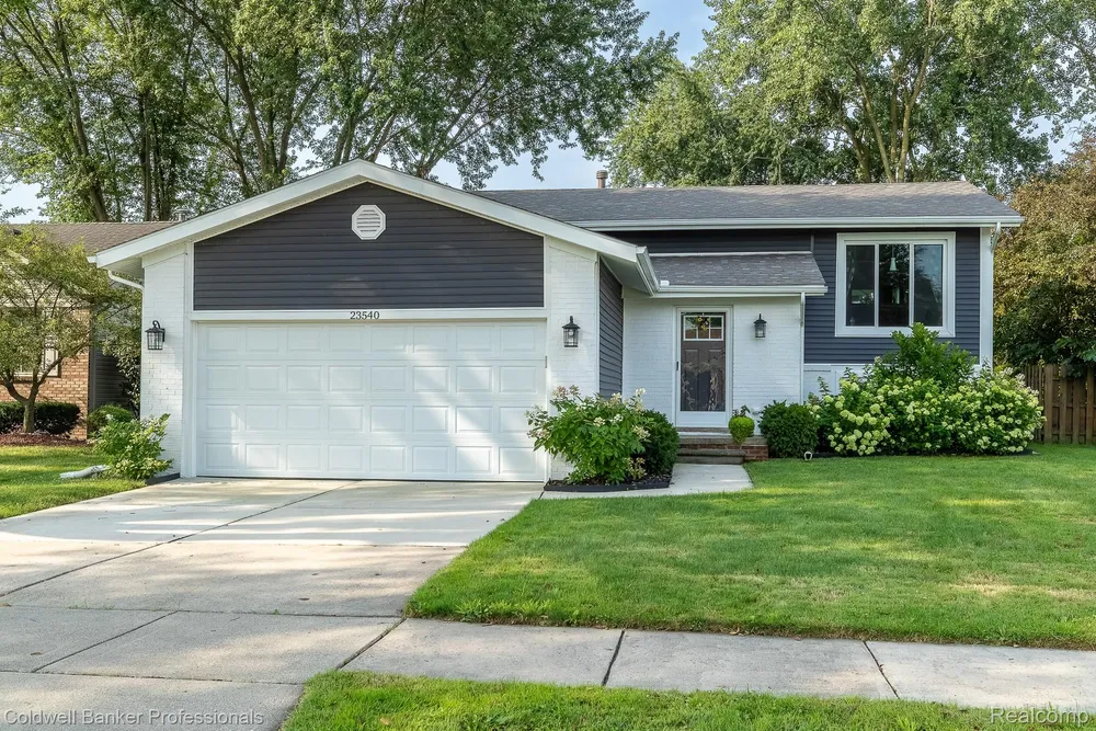 23540 Harvard Shore Dr, Clinton Township, MI 48035