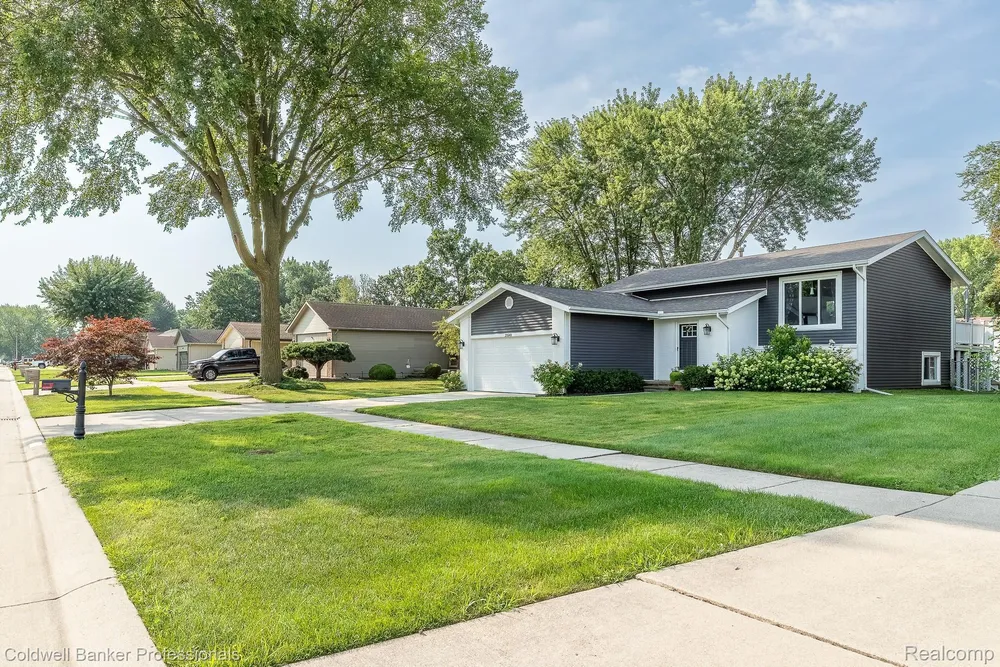 23540 Harvard Shore Dr, Clinton Township, MI 48035