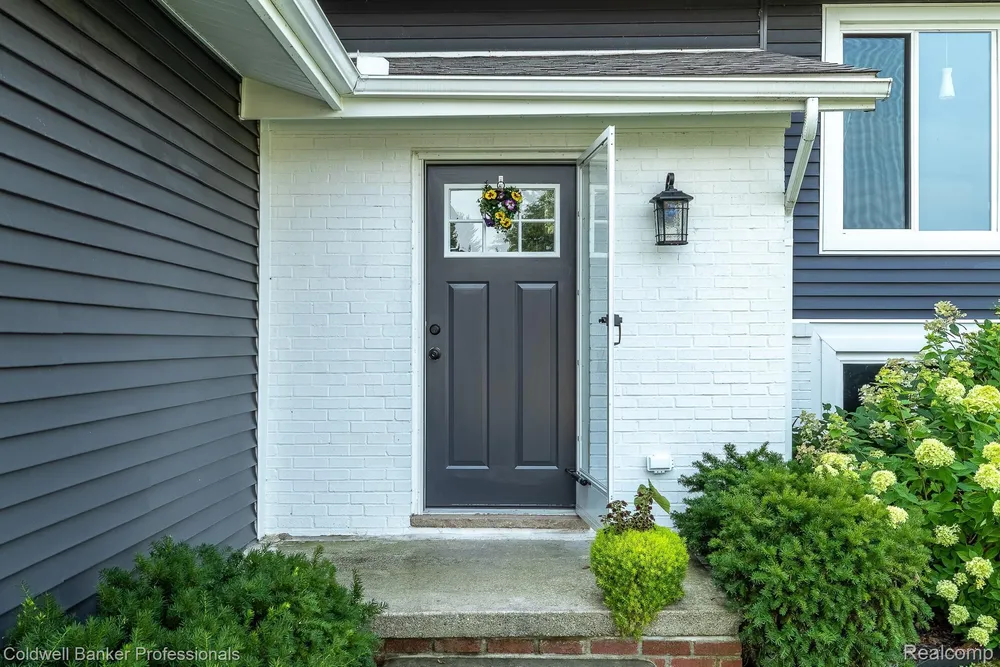 23540 Harvard Shore Dr, Clinton Township, MI 48035