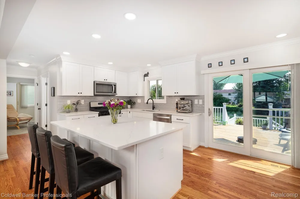 23540 Harvard Shore Dr, Clinton Township, MI 48035