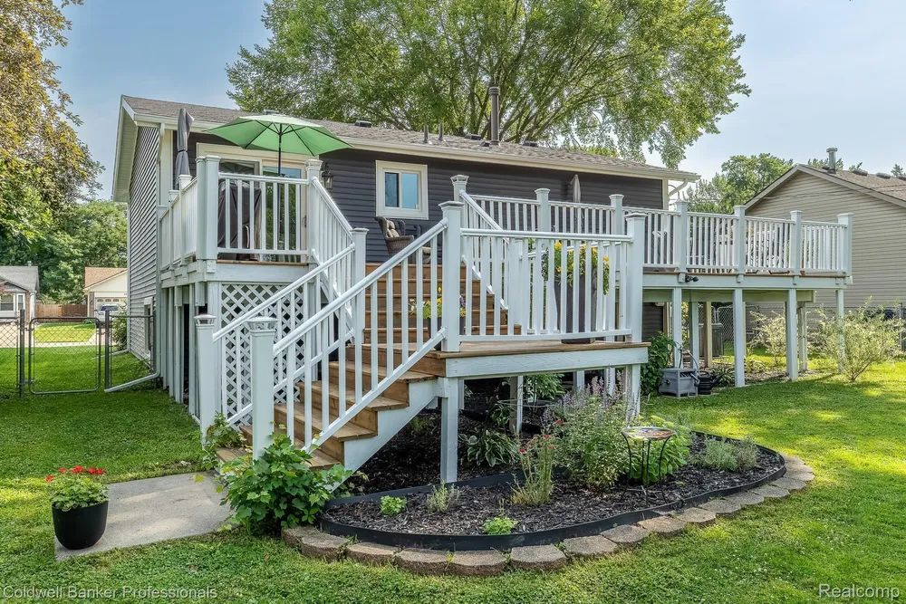 23540 Harvard Shore Dr, Clinton Township, MI 48035