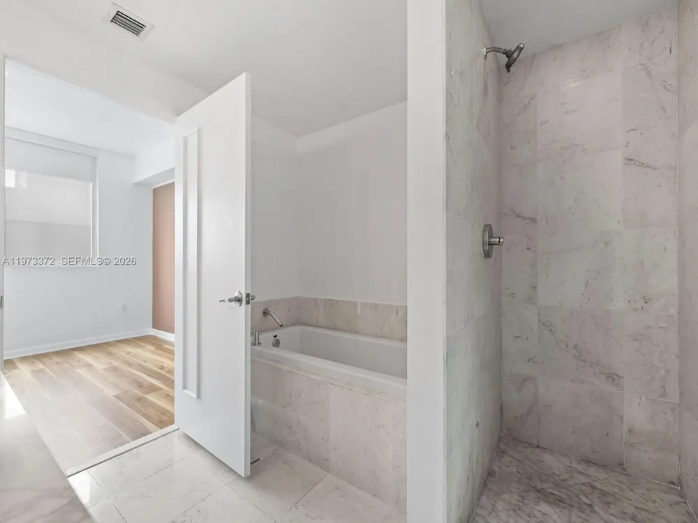 253 NE 2nd St, Miami, FL 33132