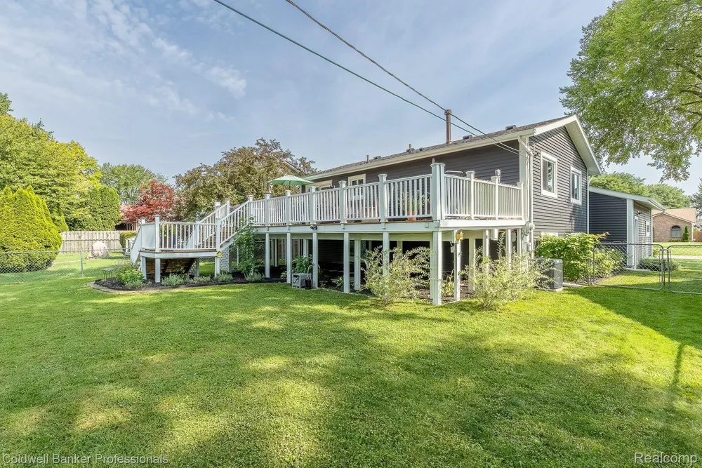 23540 Harvard Shore Dr, Clinton Township, MI 48035