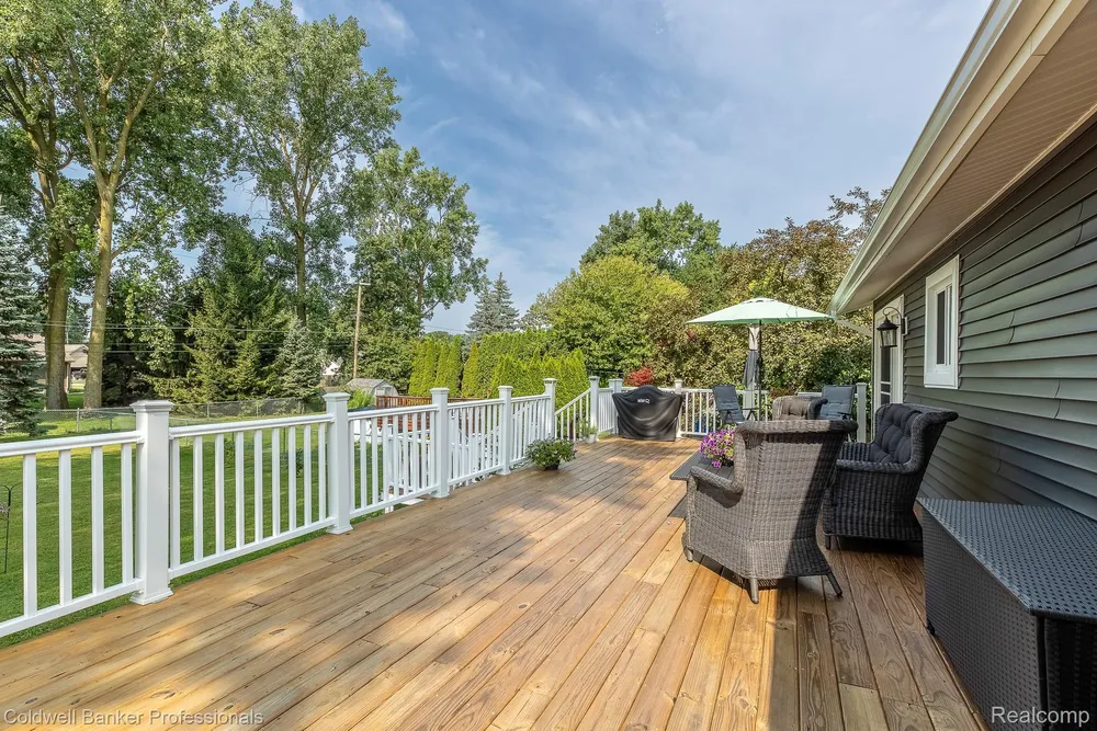 23540 Harvard Shore Dr, Clinton Township, MI 48035
