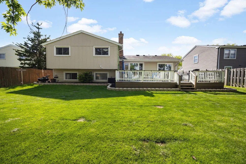 621 Newport Ave, Westmont, IL 60559