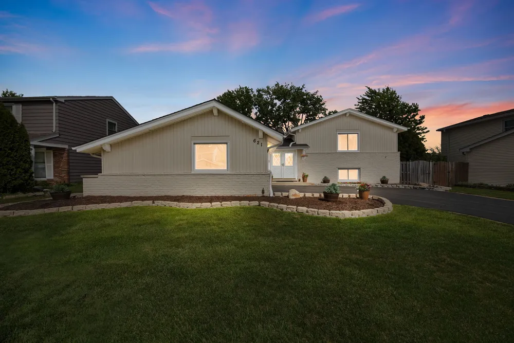 621 Newport Ave, Westmont, IL 60559
