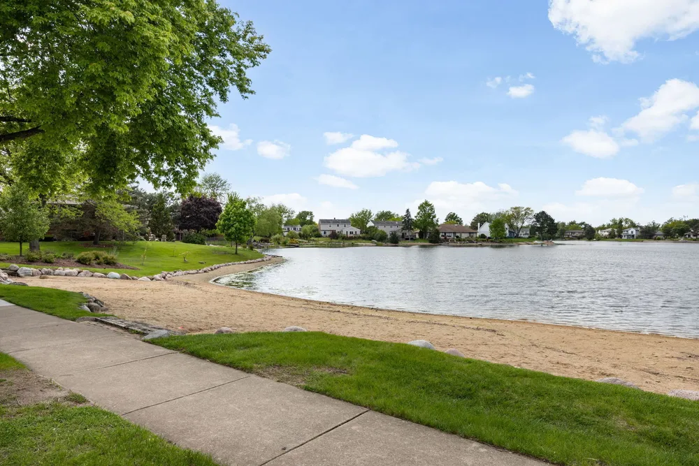 621 Newport Ave, Westmont, IL 60559