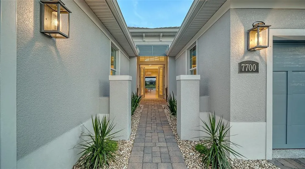 7700 Sandhill Lake Dr, Sarasota, FL 34241