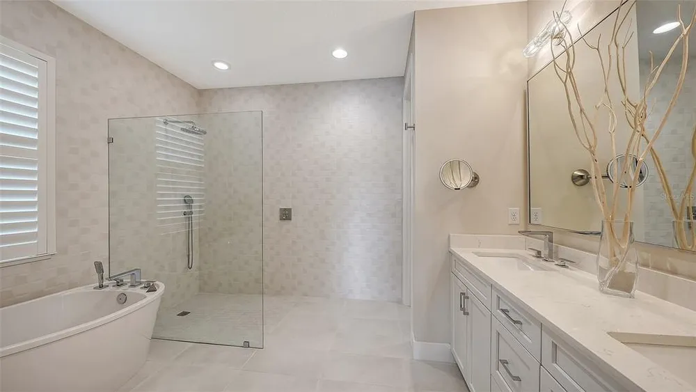 7700 Sandhill Lake Dr, Sarasota, FL 34241