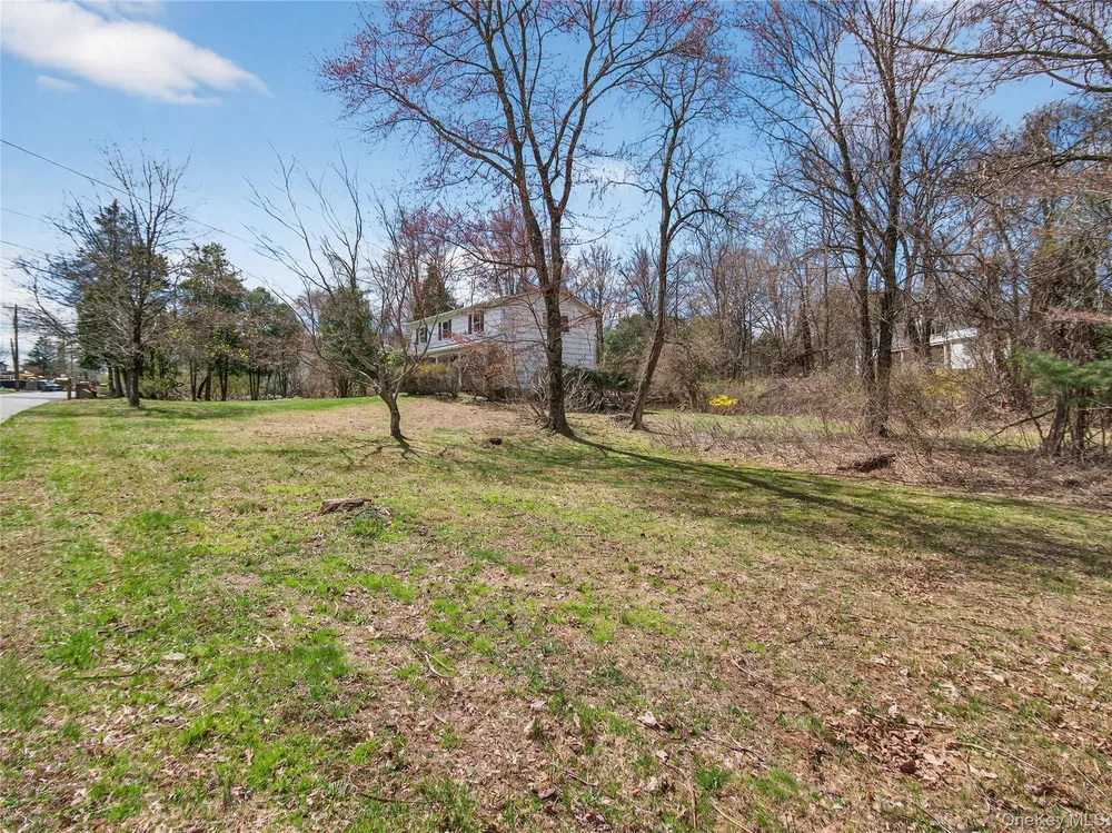 8 Ravenna Dr, Pomona, NY 10970