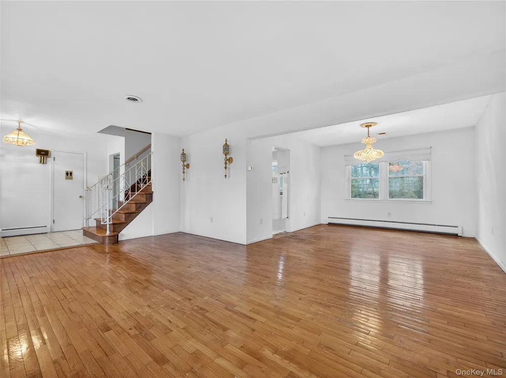 8 Ravenna Dr, Pomona, NY 10970