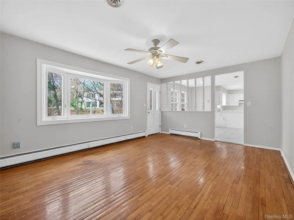 8 Ravenna Dr, Pomona, NY 10970