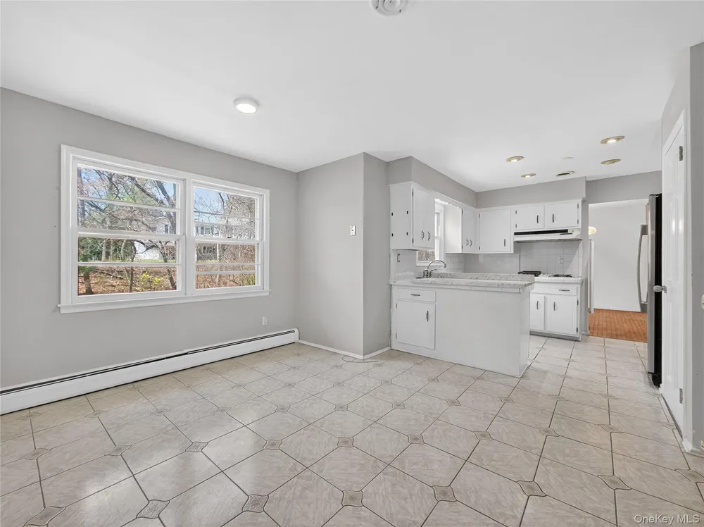 8 Ravenna Dr, Pomona, NY 10970