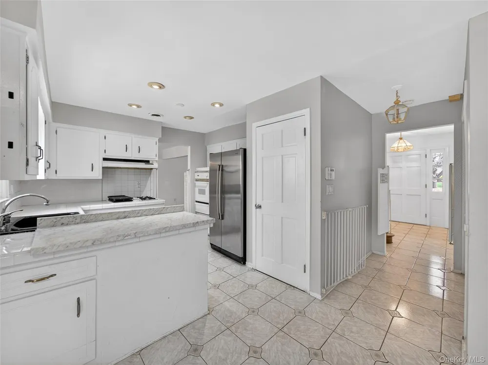 8 Ravenna Dr, Pomona, NY 10970
