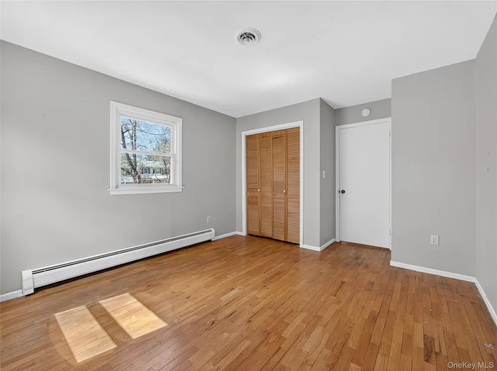8 Ravenna Dr, Pomona, NY 10970