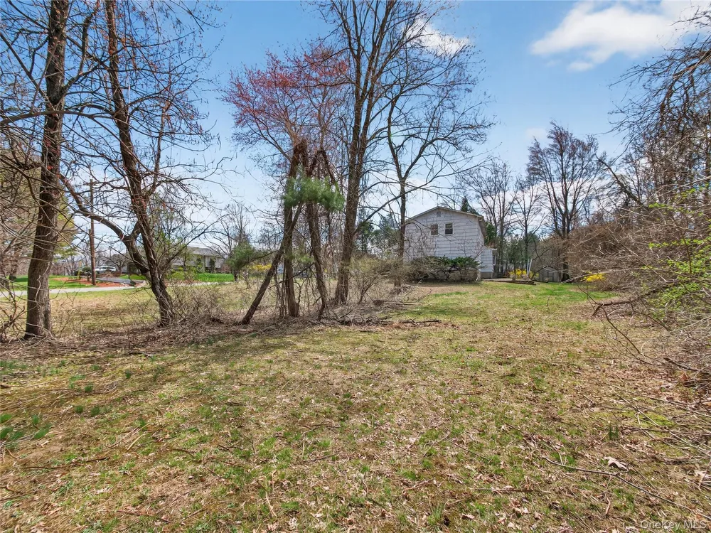 8 Ravenna Dr, Pomona, NY 10970
