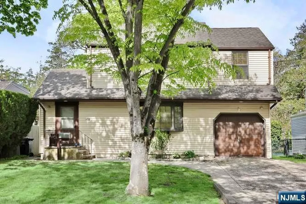 405 Terhune Ave, Paramus, NJ 07652