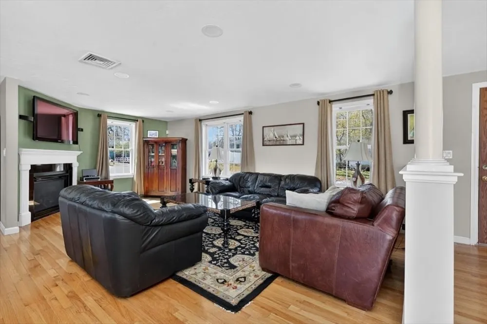 16 Rhodes Pl, Hingham, MA 02043