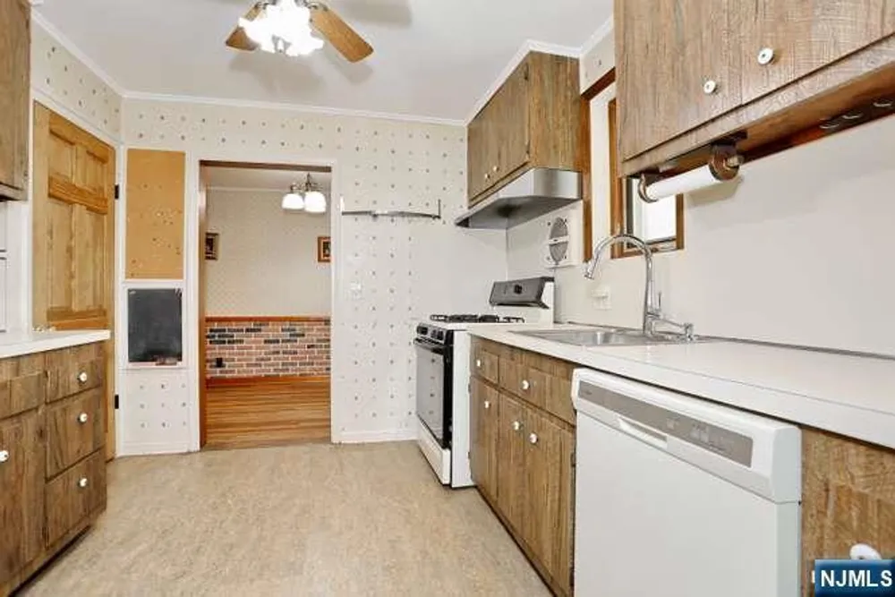 405 Terhune Ave, Paramus, NJ 07652