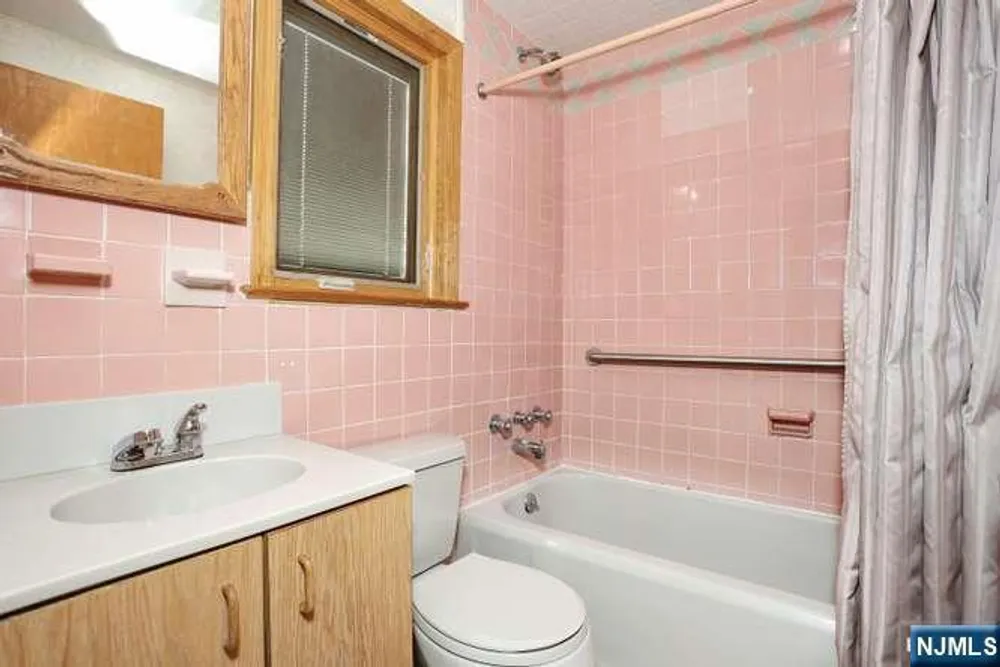 405 Terhune Ave, Paramus, NJ 07652