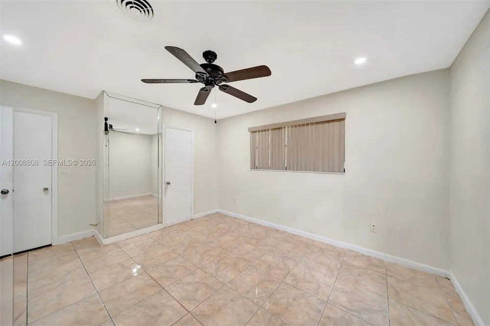 565 NE 160th St, Miami, FL 33162