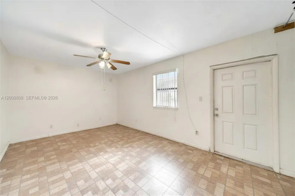 565 NE 160th St, Miami, FL 33162