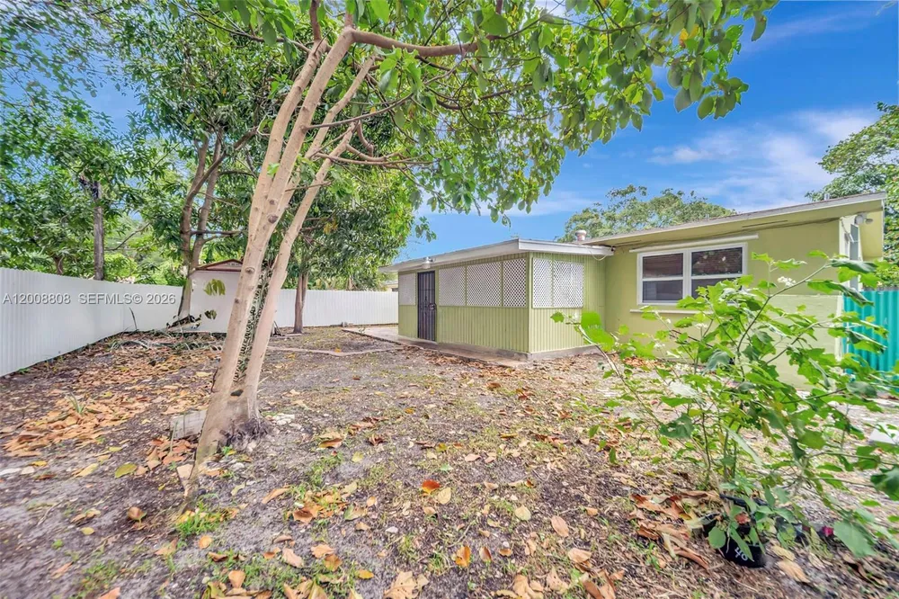 565 NE 160th St, Miami, FL 33162