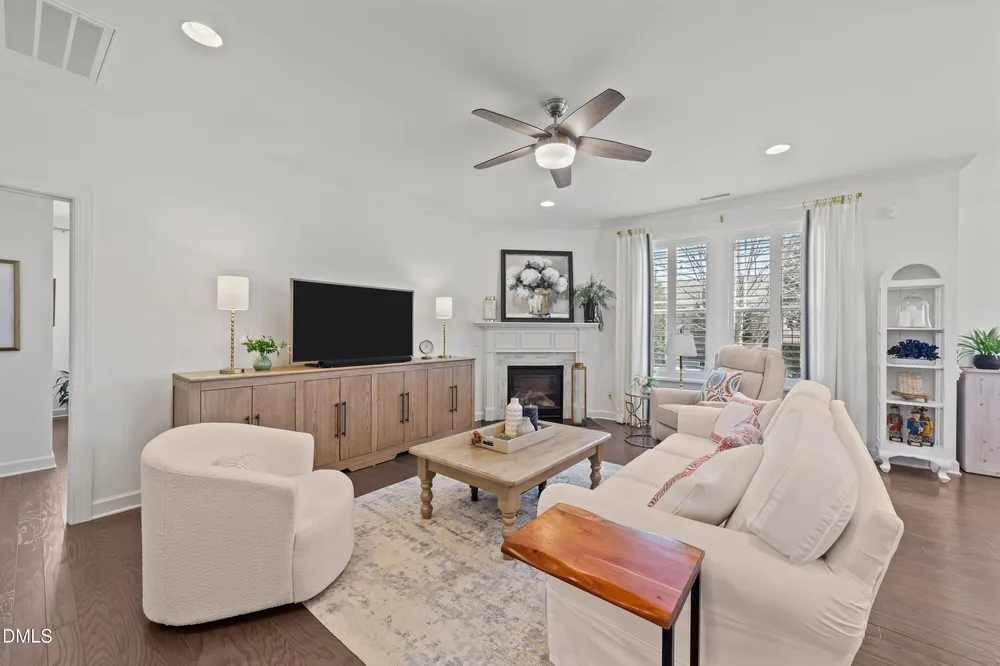 734 Kerr Lake Dr, Fuquay-Varina, NC 27526