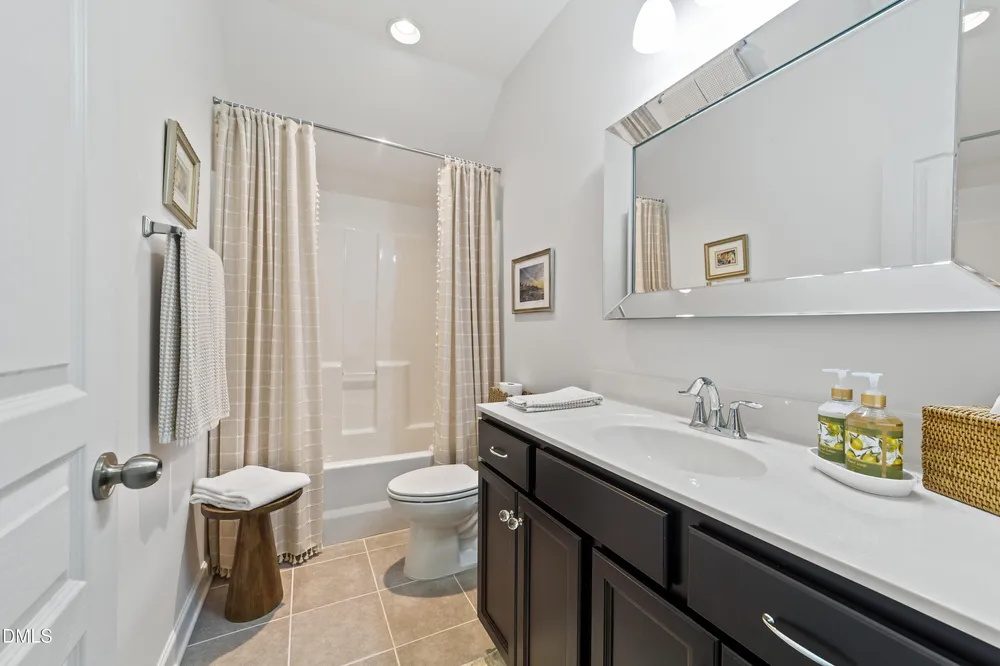 734 Kerr Lake Dr, Fuquay-Varina, NC 27526